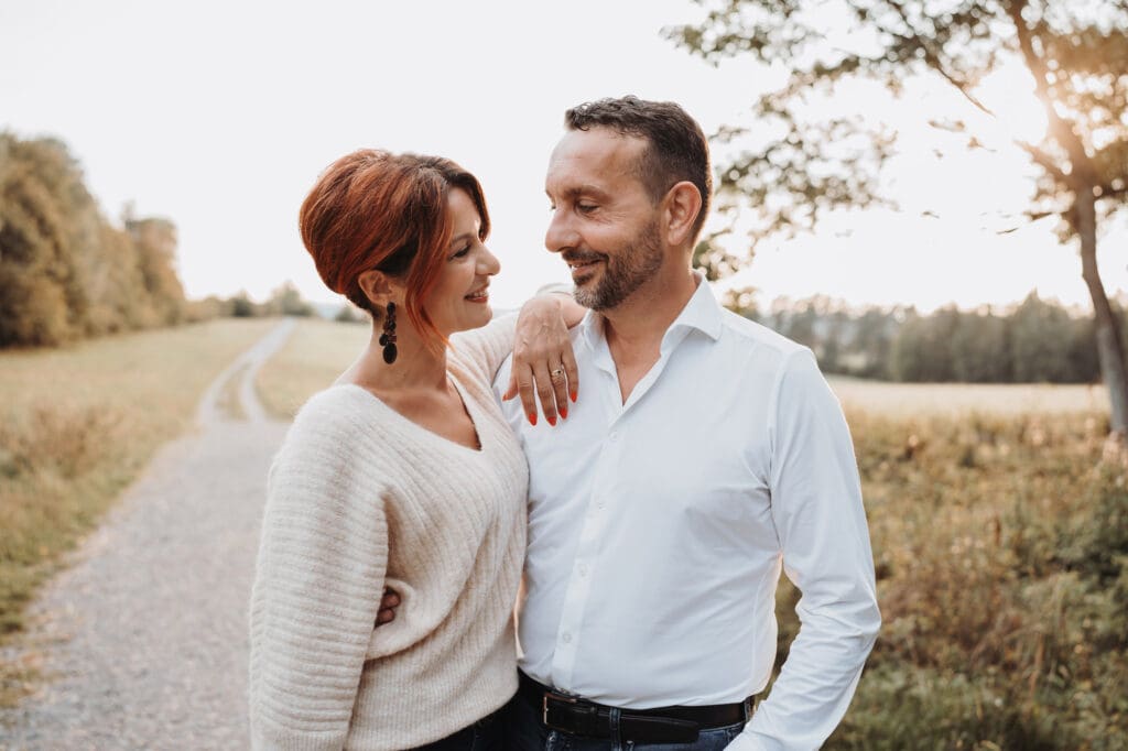 Paar kuschelt sich während eines Fotoshootings aneinander