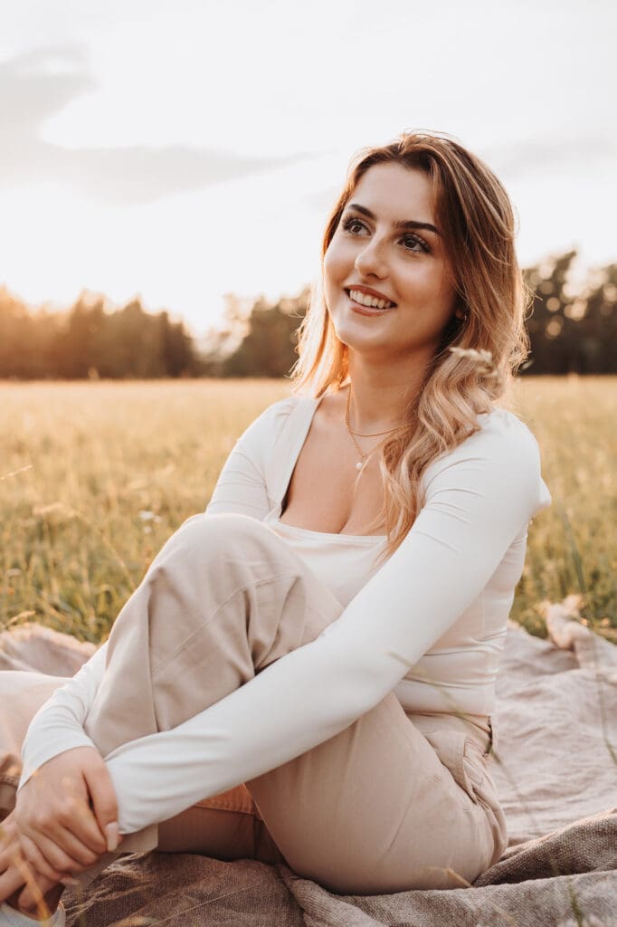 Porträt eines Mädchens bei Sonnenuntergang während eines Familienfotoshootings
