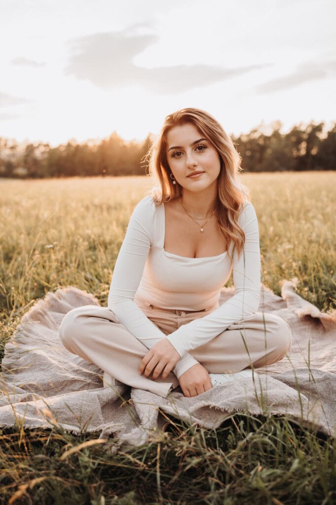 Porträt eines Mädchens bei Sonnenuntergang während eines Familienfotoshootings