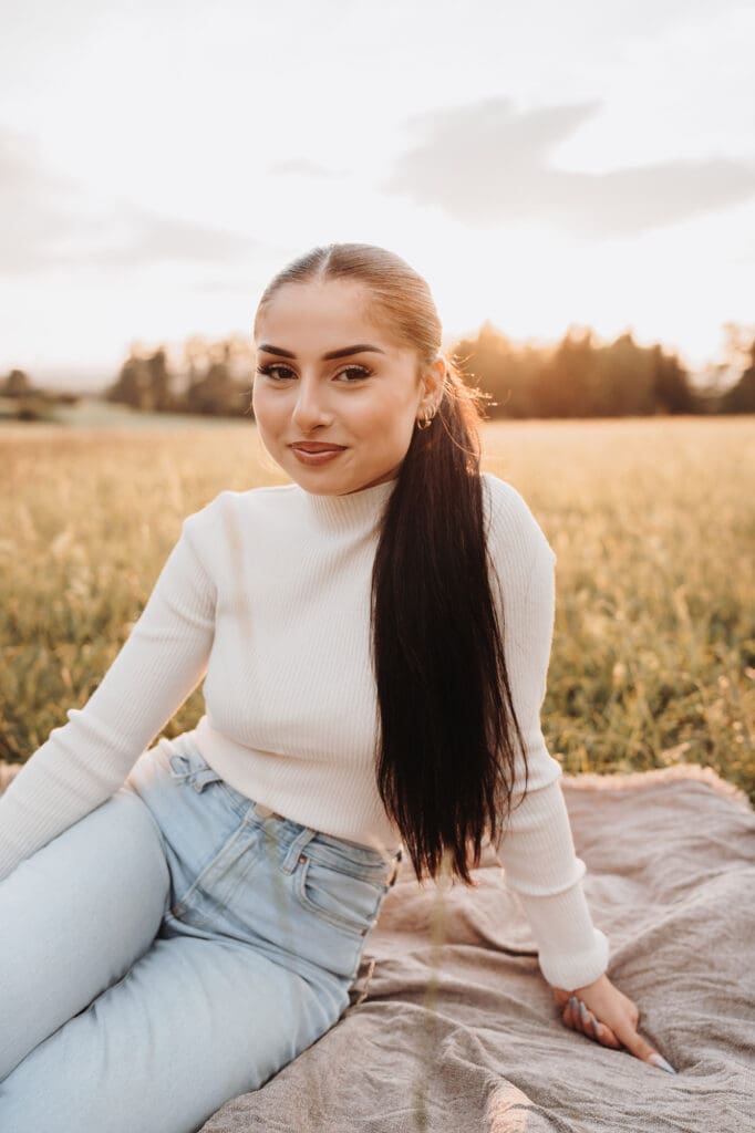 Porträt eines Mädchens bei Sonnenuntergang während eines Familienfotoshootings