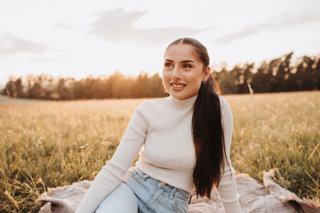 Porträt eines Mädchens bei Sonnenuntergang während eines Familienfotoshootings