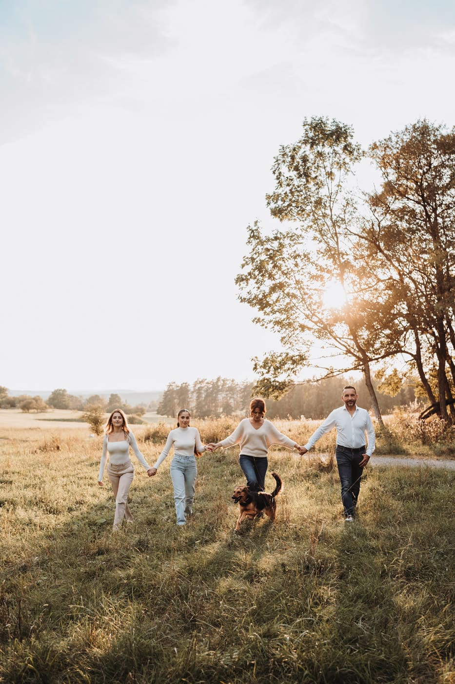 Familie in der Natur bei einem Outdoor-Fotoshooting im Sonnenuntergang