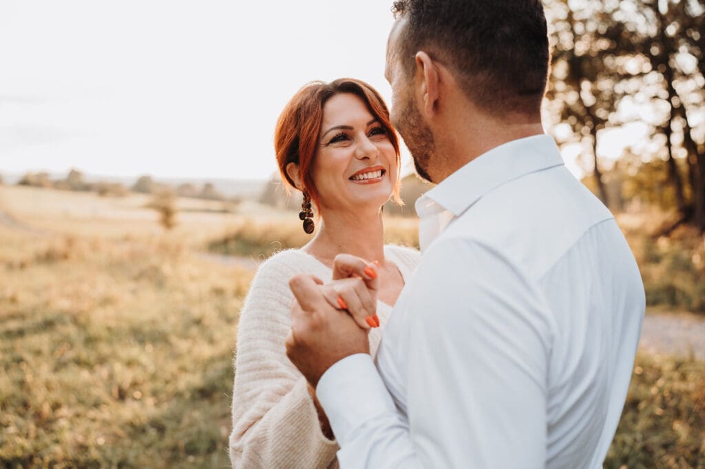 Paar kuschelt sich während eines Fotoshootings aneinander